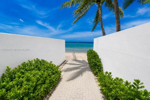 House in Highland Beach, Florida 4 bedrooms, 419.27 sq.m. № 2254724 - photo 5