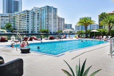 Condominio en venta en Hallandale Beach, Florida, 2 dormitorios, 95.69 m2 № 1862871 - foto 24