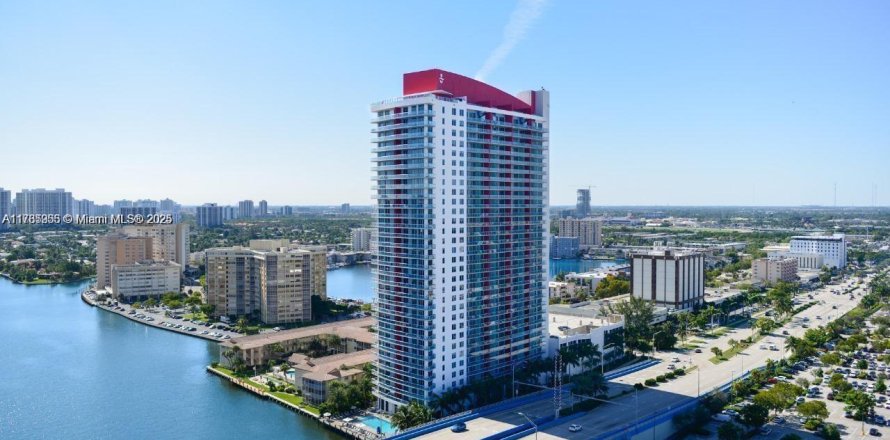 Condominio en Hallandale Beach, Florida, 2 dormitorios № 1862871