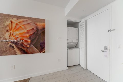 Condominio en venta en Hallandale Beach, Florida, 2 dormitorios, 95.69 m2 № 1862871 - foto 2