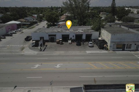 Купить коммерческую недвижимость в Майами, Флорида № 1984906 - фото 2