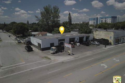Купить коммерческую недвижимость в Майами, Флорида № 1984906 - фото 1