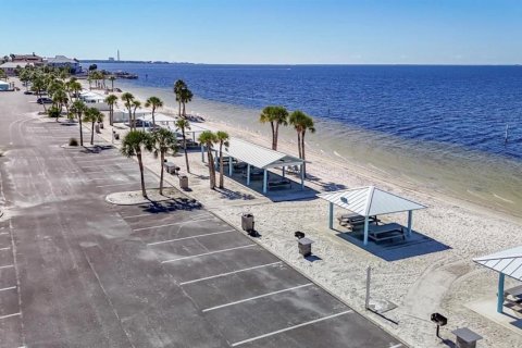 Townhouse in New Port Richey, Florida 3 bedrooms, 158.86 sq.m. № 2273192 - photo 8