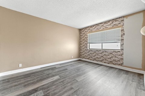Condo in Lake Worth, Florida, 3 bedrooms  № 2081591 - photo 19