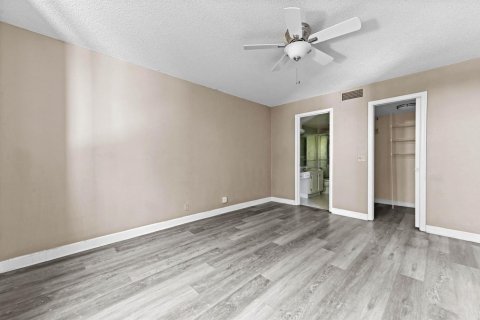 Condo in Lake Worth, Florida, 3 bedrooms  № 2081591 - photo 16