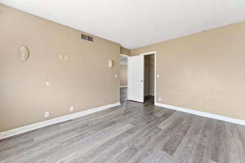 Condo in Lake Worth, Florida, 3 bedrooms  № 2081591 - photo 20