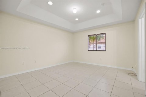 House in Cutler Bay, Florida 2 bedrooms, 141.03 sq.m. № 1893287 - photo 13