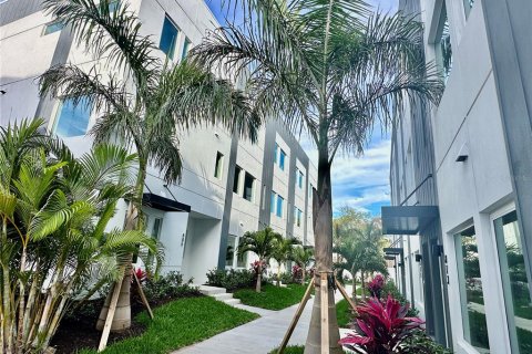 Adosado en venta en Saint Petersburg, Florida, 2 dormitorios, 172.52 m2 № 1630777 - foto 1