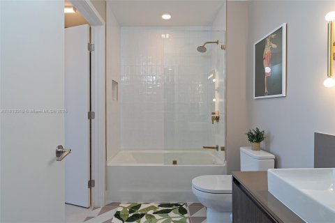 Condo in Miami, Florida, 1 bedroom  № 1888970 - photo 28
