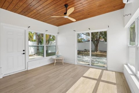 House in Saint Petersburg, Florida 3 bedrooms, 141.21 sq.m. № 2201163 - photo 20