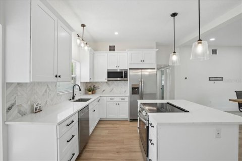 House in Saint Petersburg, Florida 3 bedrooms, 141.21 sq.m. № 2201163 - photo 6