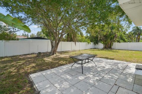 House in Saint Petersburg, Florida 3 bedrooms, 141.21 sq.m. № 2201163 - photo 22