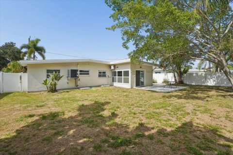 House in Saint Petersburg, Florida 3 bedrooms, 141.21 sq.m. № 2201163 - photo 24