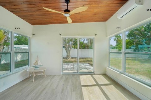 House in Saint Petersburg, Florida 3 bedrooms, 141.21 sq.m. № 2201163 - photo 21