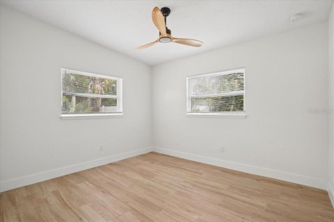 House in Saint Petersburg, Florida 3 bedrooms, 141.21 sq.m. № 2201163 - photo 12