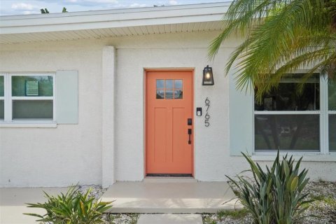 House in Saint Petersburg, Florida 3 bedrooms, 141.21 sq.m. № 2201163 - photo 25