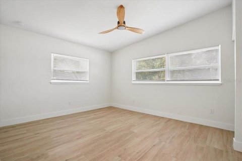 House in Saint Petersburg, Florida 3 bedrooms, 141.21 sq.m. № 2201163 - photo 14