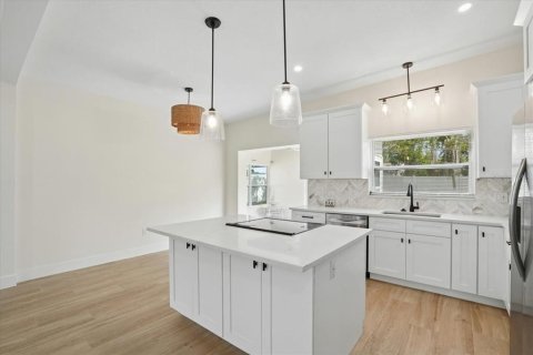 House in Saint Petersburg, Florida 3 bedrooms, 141.21 sq.m. № 2201163 - photo 8