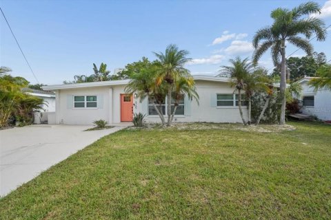 House in Saint Petersburg, Florida 3 bedrooms, 141.21 sq.m. № 2201163
