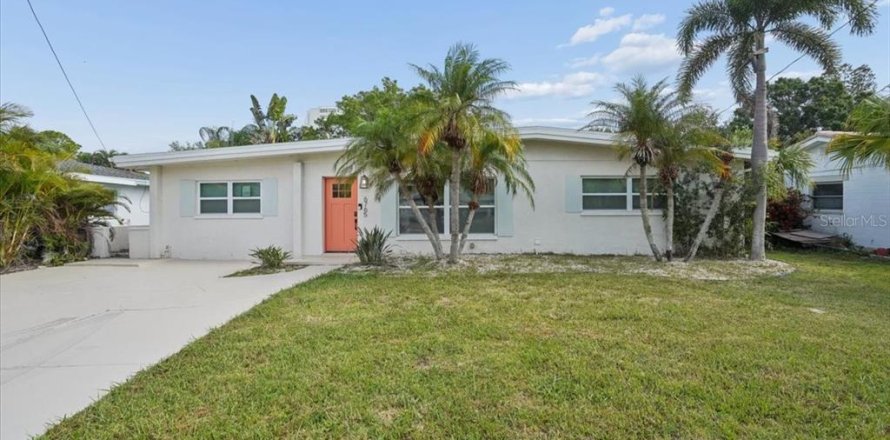House in Saint Petersburg, Florida 3 bedrooms, 141.21 sq.m. № 2201163