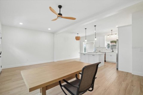 House in Saint Petersburg, Florida 3 bedrooms, 141.21 sq.m. № 2201163 - photo 9