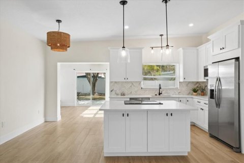 House in Saint Petersburg, Florida 3 bedrooms, 141.21 sq.m. № 2201163 - photo 5