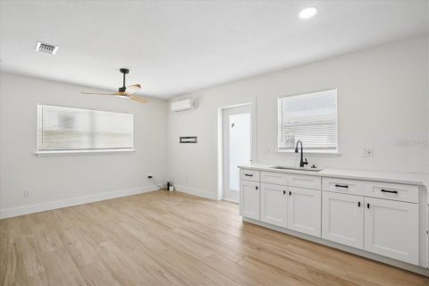 House in Saint Petersburg, Florida 3 bedrooms, 141.21 sq.m. № 2201163 - photo 18