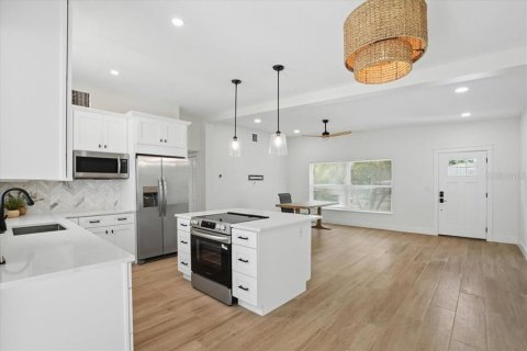 House in Saint Petersburg, Florida 3 bedrooms, 141.21 sq.m. № 2201163 - photo 7