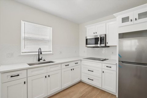 House in Saint Petersburg, Florida 3 bedrooms, 141.21 sq.m. № 2201163 - photo 16