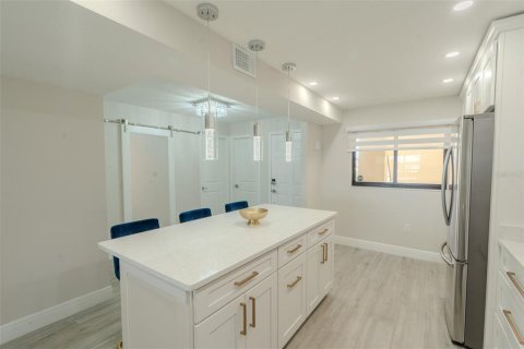 Condo in Tierra Verde, Florida, 2 bedrooms № 2221186 - photo 9