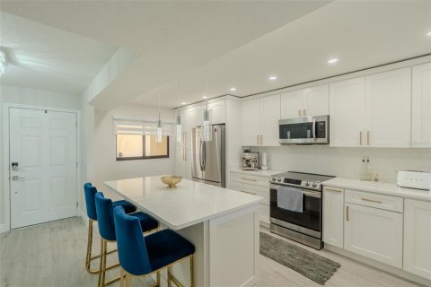 Condo in Tierra Verde, Florida, 2 bedrooms № 2221186 - photo 7