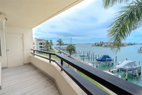 Condo in Tierra Verde, Florida, 2 bedrooms № 2221186 - photo 20