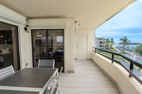 Condo in Tierra Verde, Florida, 2 bedrooms № 2221186 - photo 18