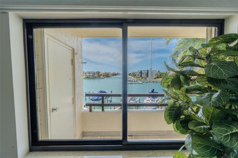 Condo in Tierra Verde, Florida, 2 bedrooms № 2221186 - photo 17