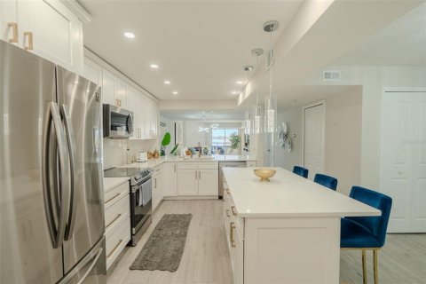 Condo in Tierra Verde, Florida, 2 bedrooms № 2221186 - photo 11