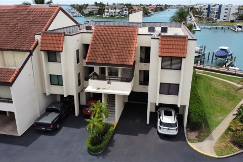 Condo in Tierra Verde, Florida, 2 bedrooms № 2221186 - photo 3