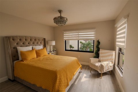 Condo in Tierra Verde, Florida, 2 bedrooms № 2221186 - photo 23