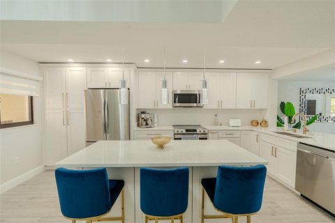 Condo in Tierra Verde, Florida, 2 bedrooms № 2221186 - photo 6