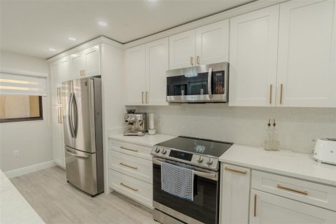 Condo in Tierra Verde, Florida, 2 bedrooms № 2221186 - photo 8
