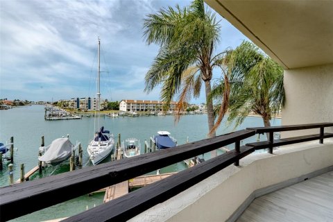 Condo in Tierra Verde, Florida, 2 bedrooms № 2221186 - photo 2