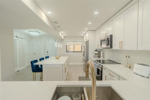 Condo in Tierra Verde, Florida, 2 bedrooms № 2221186 - photo 10