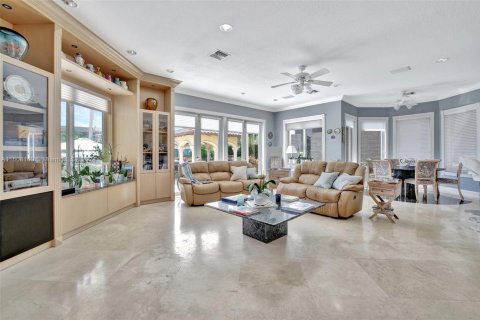 House in Fort Lauderdale, Florida 5 bedrooms, 557.04 sq.m. № 1942150 - photo 19