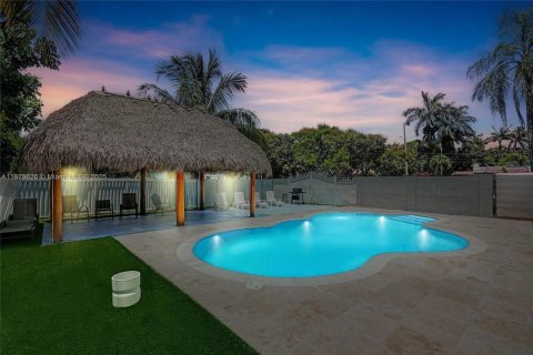 Casa en alquiler en Miami, Florida, 4 dormitorios, 204.38 m2 № 1928808 - foto 2