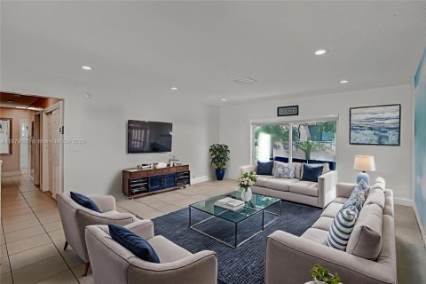 Casa en alquiler en Miami, Florida, 4 dormitorios, 204.38 m2 № 1928808 - foto 20
