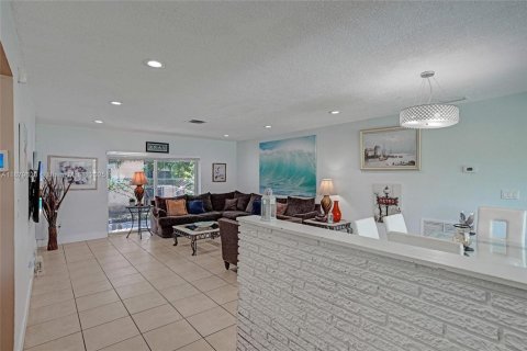 Casa en alquiler en Miami, Florida, 4 dormitorios, 204.38 m2 № 1928808 - foto 22