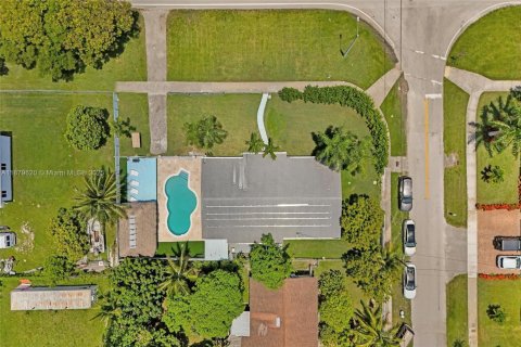 Casa en alquiler en Miami, Florida, 4 dormitorios, 204.38 m2 № 1928808 - foto 9