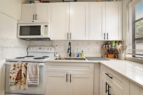 Casa en venta en Riviera Beach, Florida, 2 dormitorios, 52.03 m2 № 1999775 - foto 12