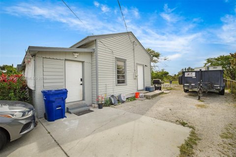 Casa en venta en Riviera Beach, Florida, 2 dormitorios, 52.03 m2 № 1999775 - foto 2