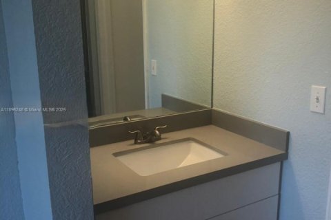 Condo in Miami, Florida, 2 bedrooms  № 1950424 - photo 4