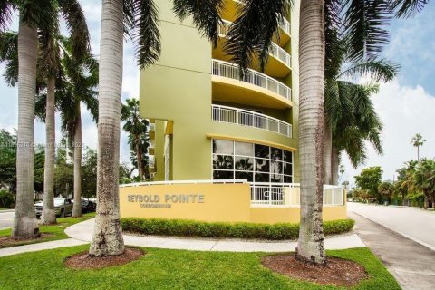 Condo in Miami, Florida, 2 bedrooms  № 1950424 - photo 2